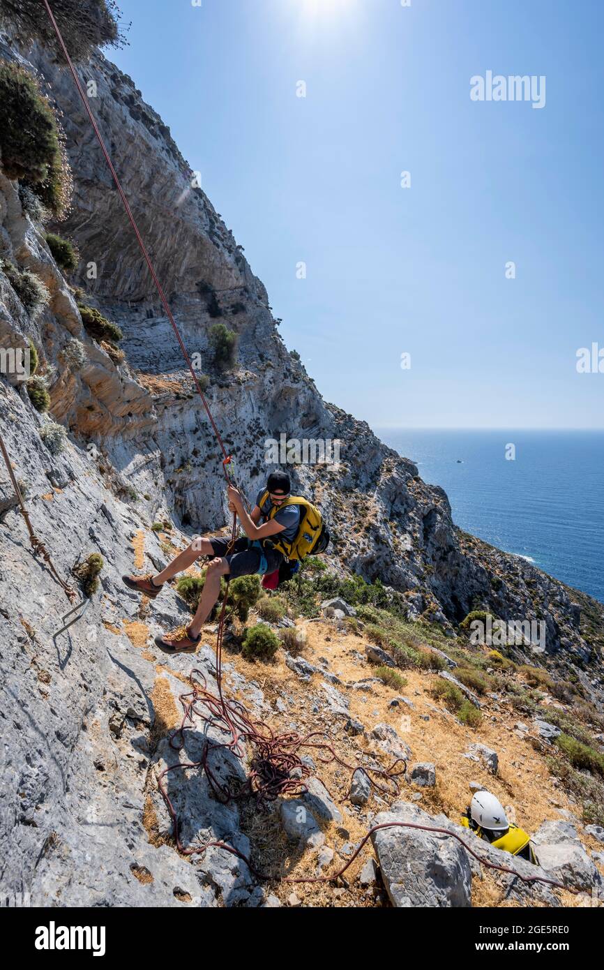 Escalada de una cara de roca, hombre rappel, Kalymnos, Dodecaneso, Grecia Foto de stock
