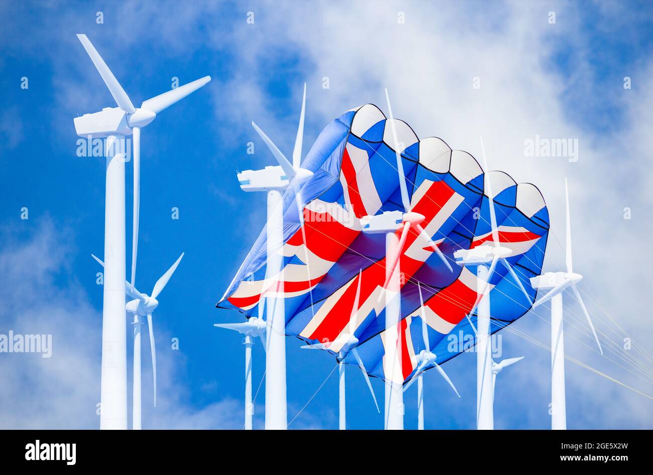 Gran Reino Unido bandera Jack cometa, cielo azul y turbinas eólicas. Energía limpia, energía eólica, energías renovables, cambio climático, calentamiento global Foto de stock