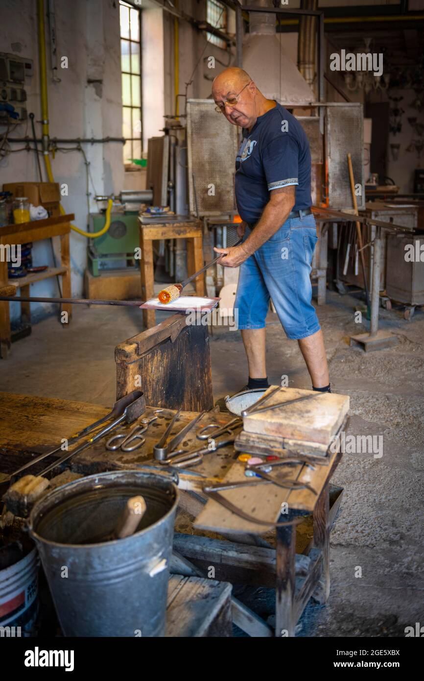 Master glassblower trabajando en vidrio caliente, en Studio Vetreria Guarnieri Di Levorato Pierina, Murano, Venecia, Veneto, Italia Foto de stock