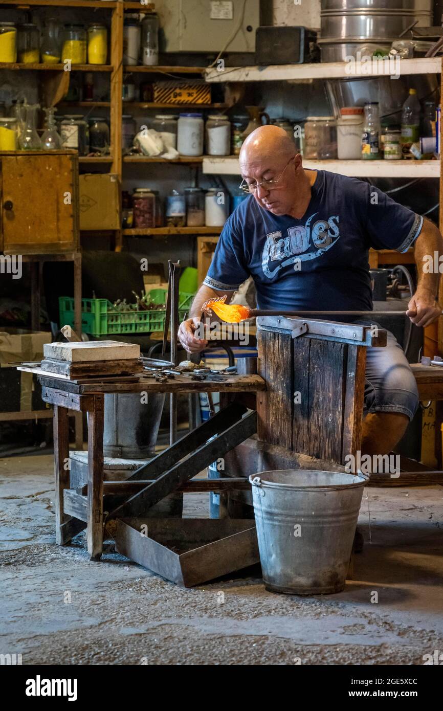 Master glassblower trabajando en vidrio caliente, en Studio Vetreria Guarnieri Di Levorato Pierina, Murano, Venecia, Veneto, Italia Foto de stock