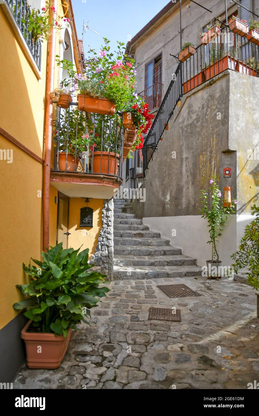 Una calle en el centro histórico de Latronico, una ciudad medieval en