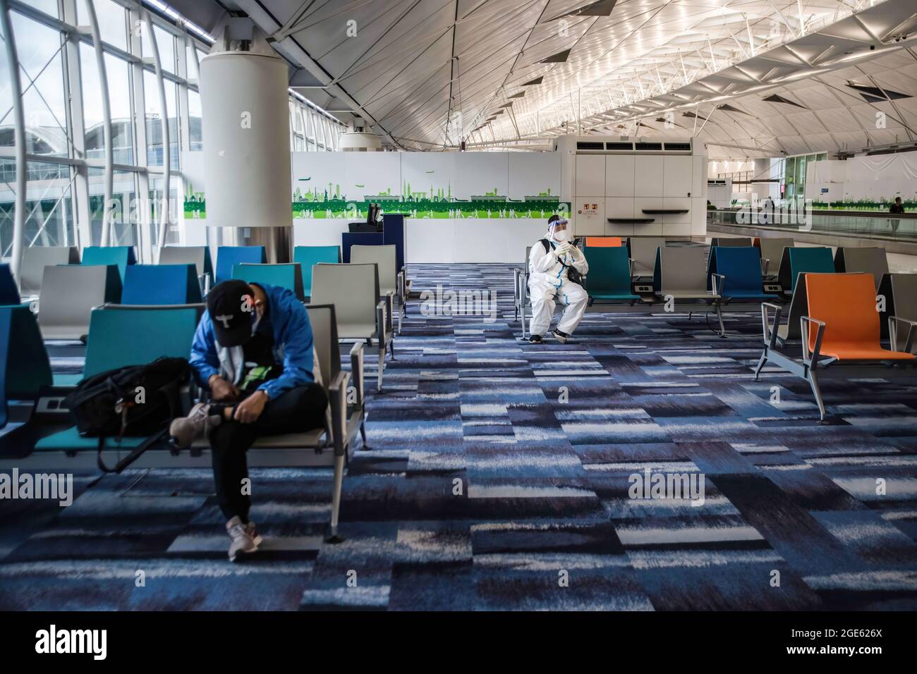 Hong Kong, China. 03rd de agosto de 2021. En el Aeropuerto Internacional de Hong Kong se ven pasajeros que llevan protectores faciales y máscaras faciales como medida preventiva contra la propagación del coronavirus. (Foto de Ivan Abreu/SOPA Images/Sipa USA) Crédito: SIPA USA/Alamy Live News Foto de stock