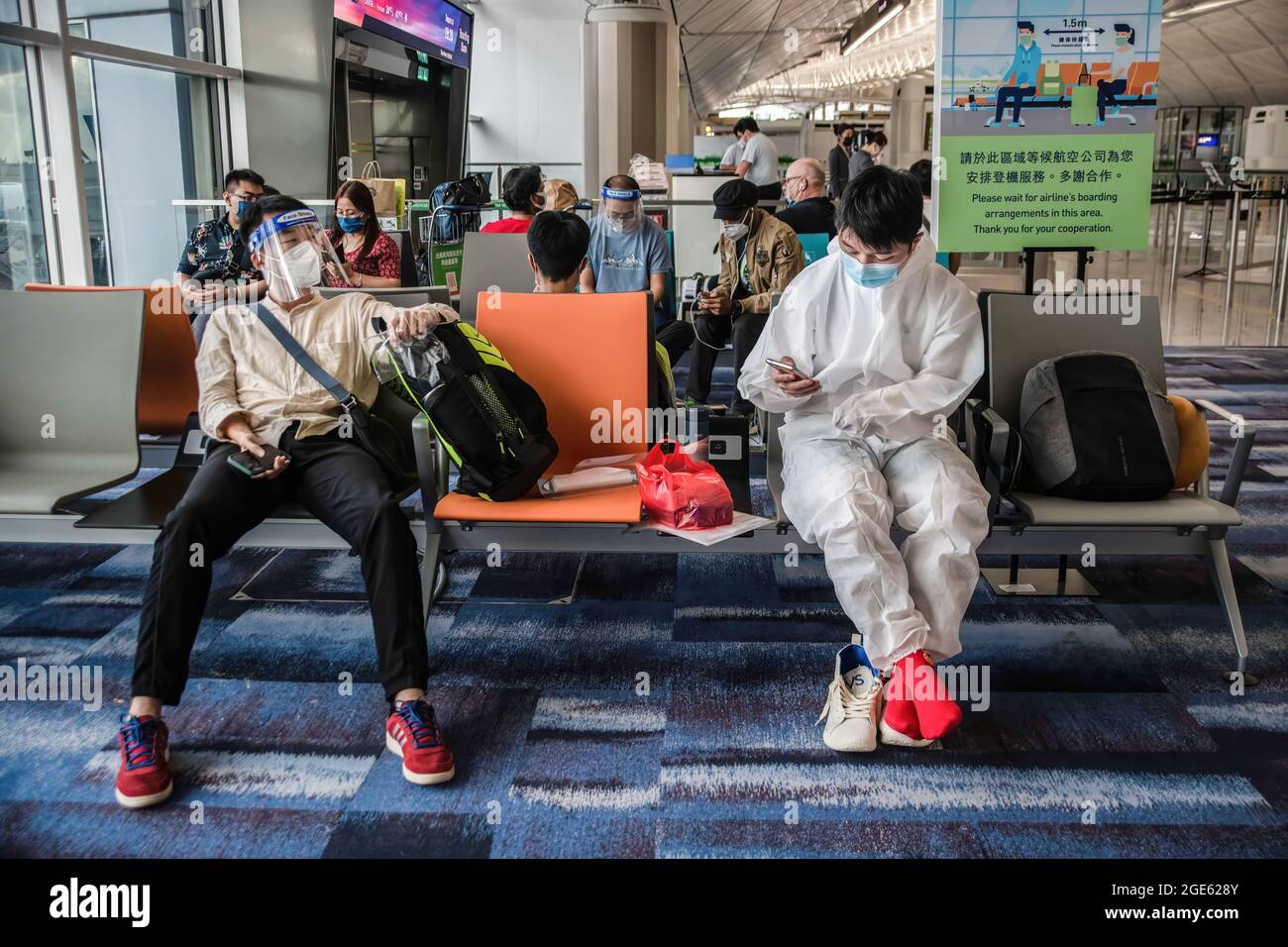 Hong Kong, China. 03rd de agosto de 2021. En el Aeropuerto Internacional de Hong Kong se ven pasajeros que llevan protectores faciales y máscaras faciales como medida preventiva contra la propagación del coronavirus. (Foto de Ivan Abreu/SOPA Images/Sipa USA) Crédito: SIPA USA/Alamy Live News Foto de stock