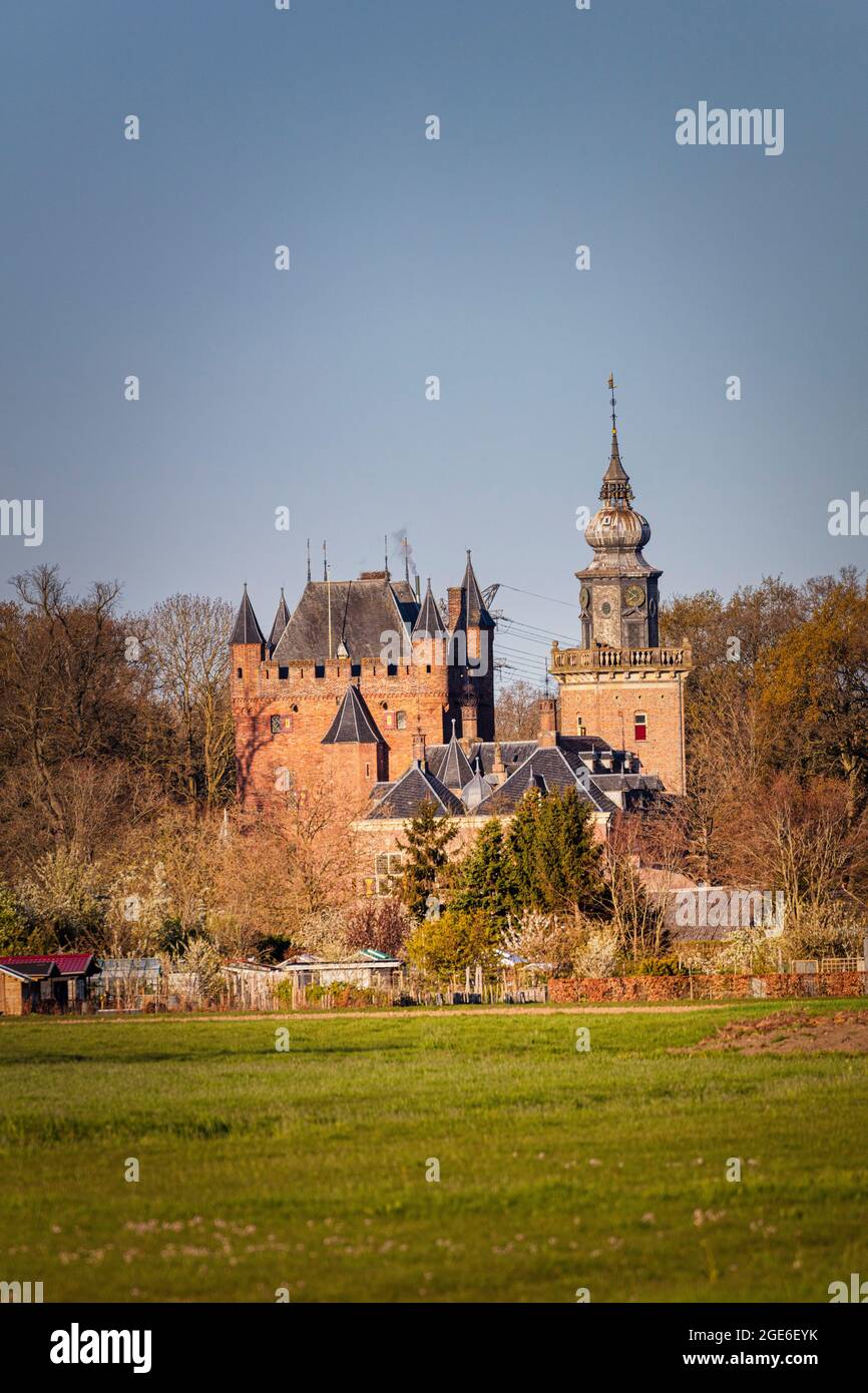 Los Países Bajos, Breukelen, el Castillo Nyenrode (Nijenrode) a lo largo del río Vecht. Ubicación de la Universidad de Negocios Nyenrode. Foto de stock