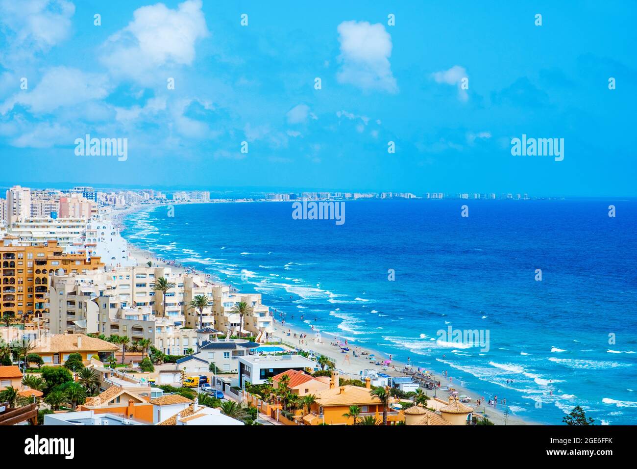 LA MANGA, ESPAÑA - 29 DE JULIO de 2021: Una vista panorámica sobre el lado  sureste de La Manga del Mar Menor, en la Región de Murcia, España. Es un  hotel importante