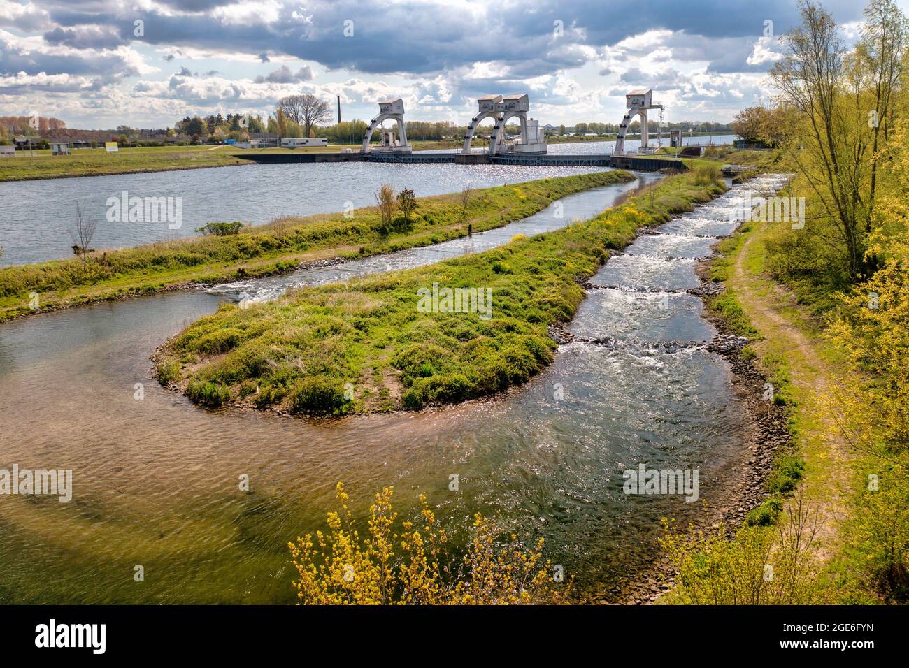 Países Bajos, Hagestein, Weir y la escalera de pescado o el paso en el río Lek. Antena. Foto de stock