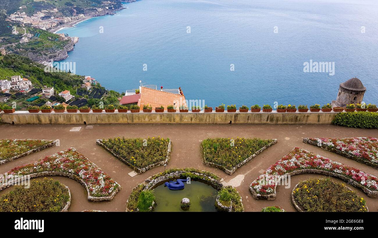 La hermosa terraza sobre el mar desde Villa Rufolo, Ravello, Costa de Amalfi, Campania, Italia Foto de stock