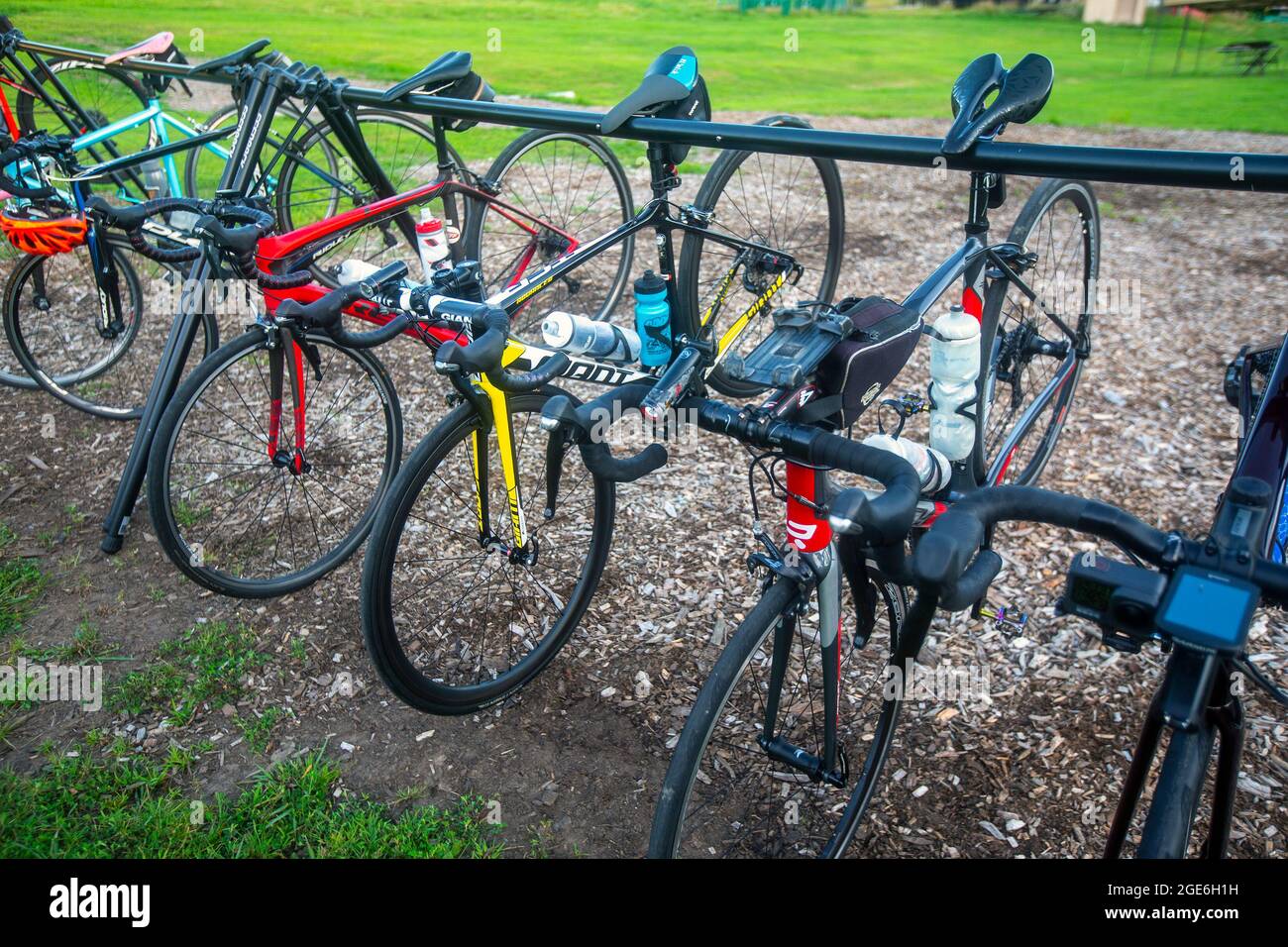 Bicicletas en un rack en una rally de ciclismo Fotograf a de stock
