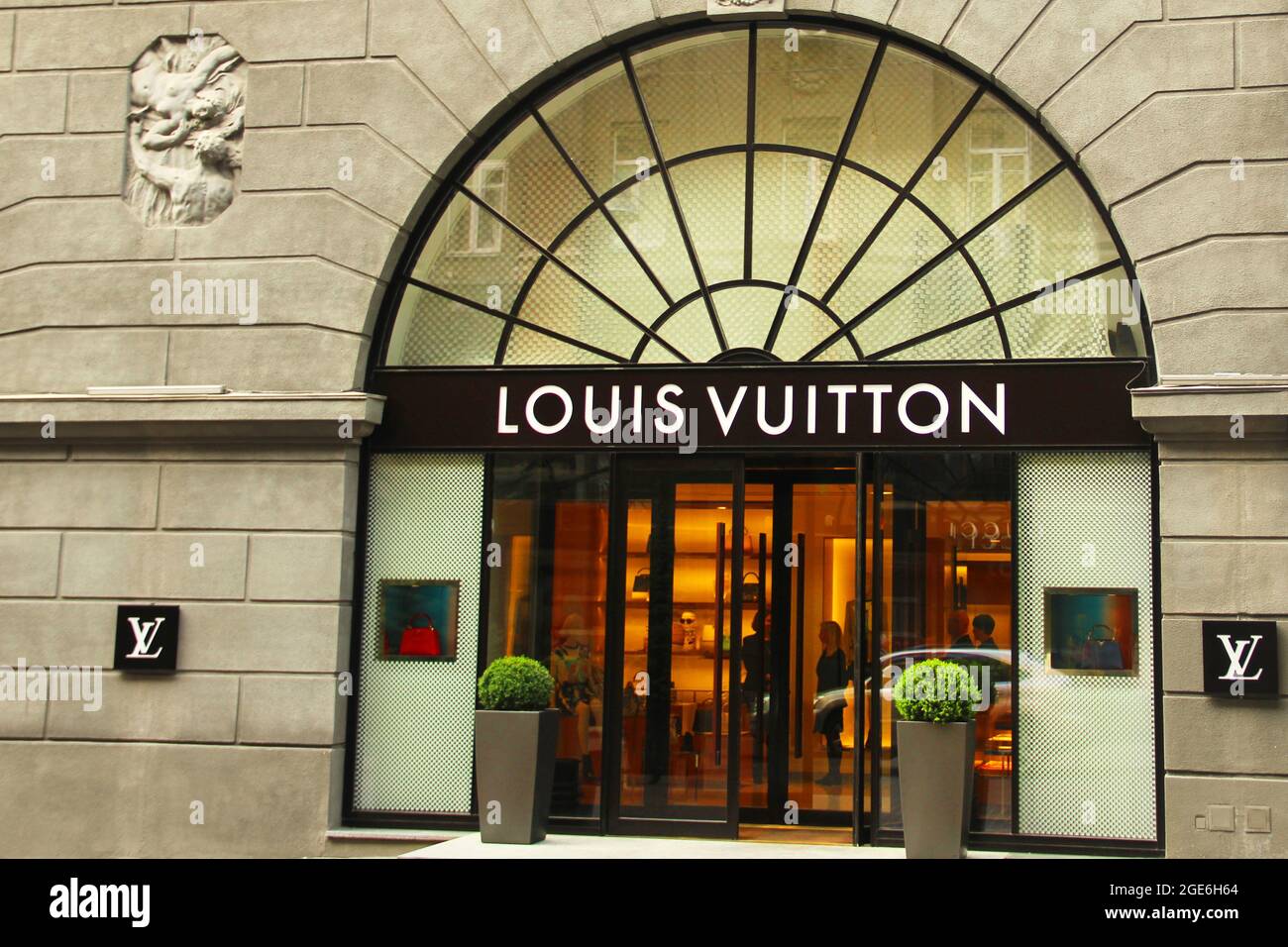 Frente De La Tienda De Louis Vuitton Casa De Moda Francesa Y Compañía Al  Por Menor De Lujo Foto editorial - Imagen de estocolmo, escandinavia:  130193841