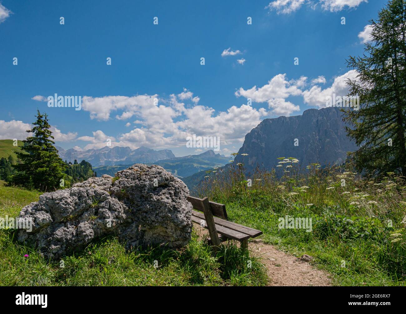 Un banco de madera con una hermosa vista del valle Foto de stock