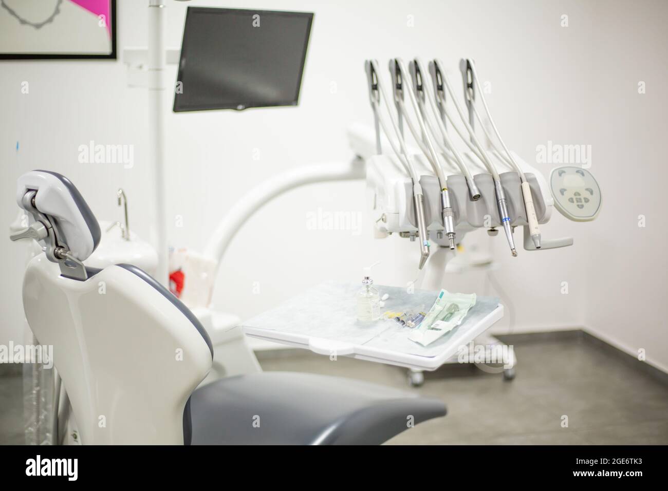 Gabinete moderno de la clínica dental - silla del dentista, equipo y  herramientas. Odontología, consultorio médico Fotografía de stock - Alamy