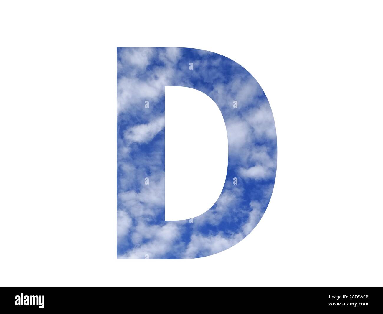 Letra D del alfabeto hecha con un cielo azul y nubes blancas, aisladas sobre un fondo blanco Foto de stock