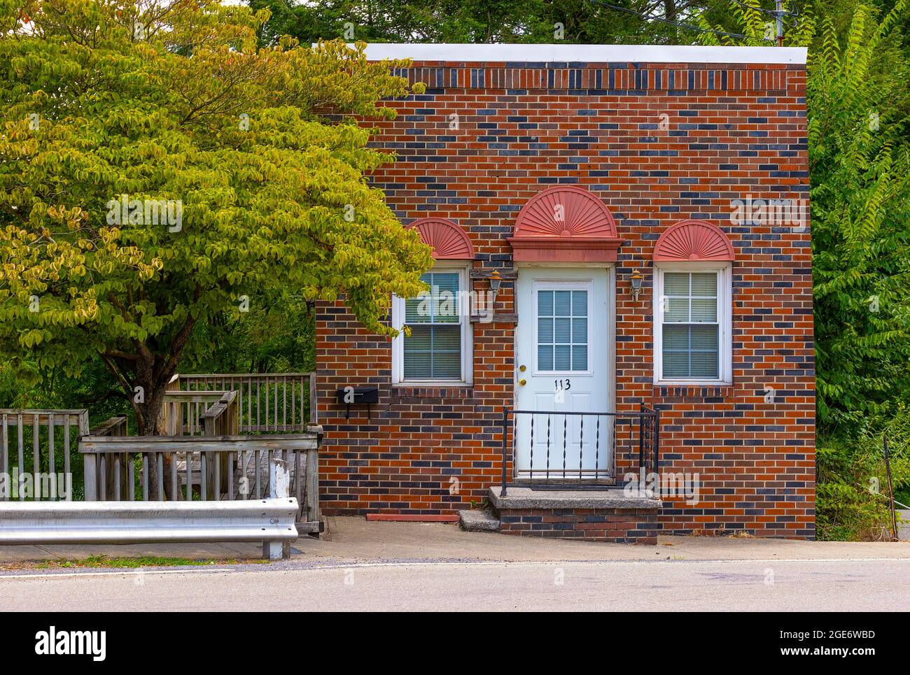 Tazewell, Virginia, Estados Unidos - 10 de agosto de 2021: Un pequeño edificio de ladrillo en el centro. Foto de stock