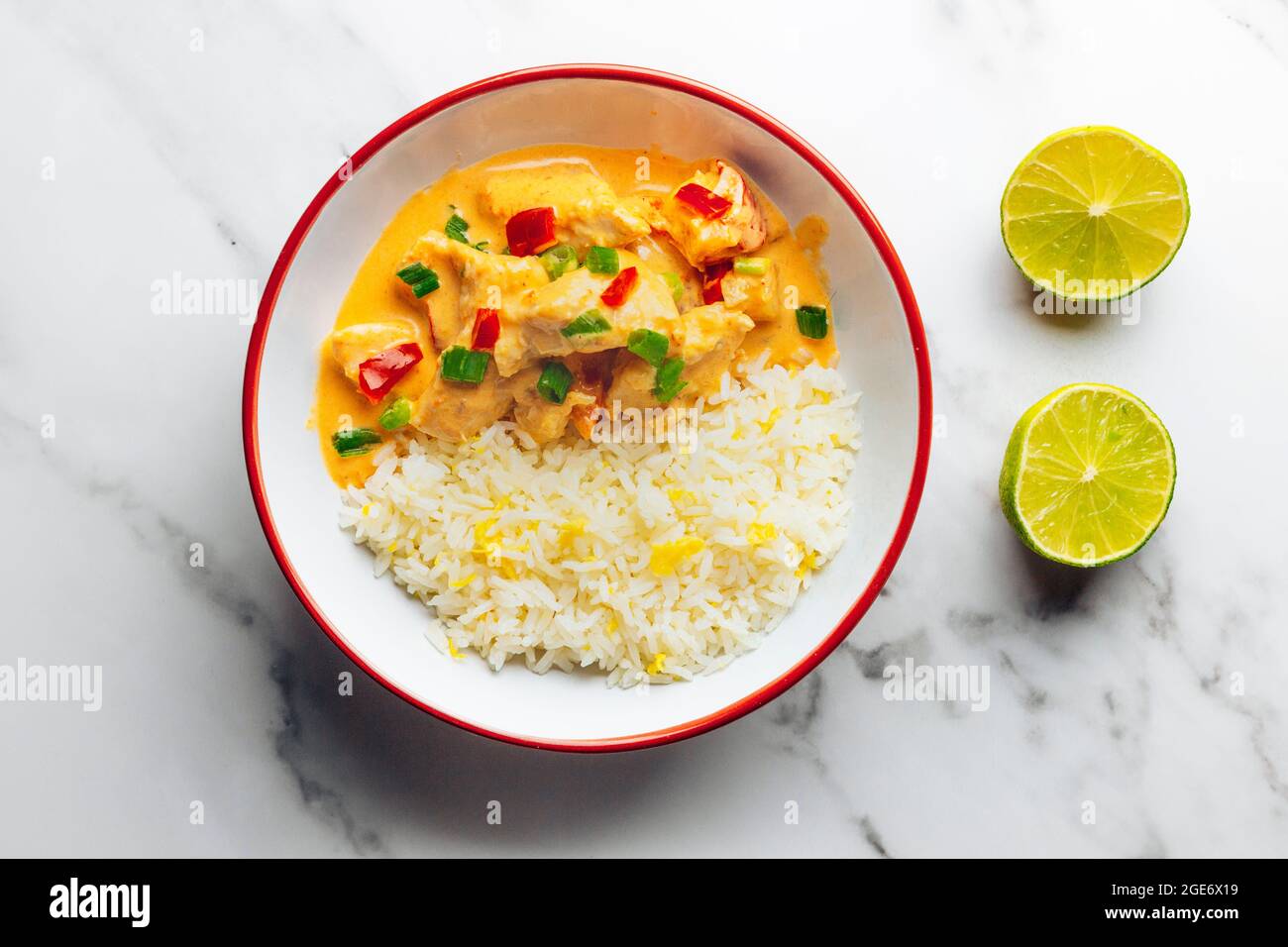 Curry de pollo rojo tailandés con arroz frito con huevo y limas frescas – BLANCO FOODPIX Foto de stock