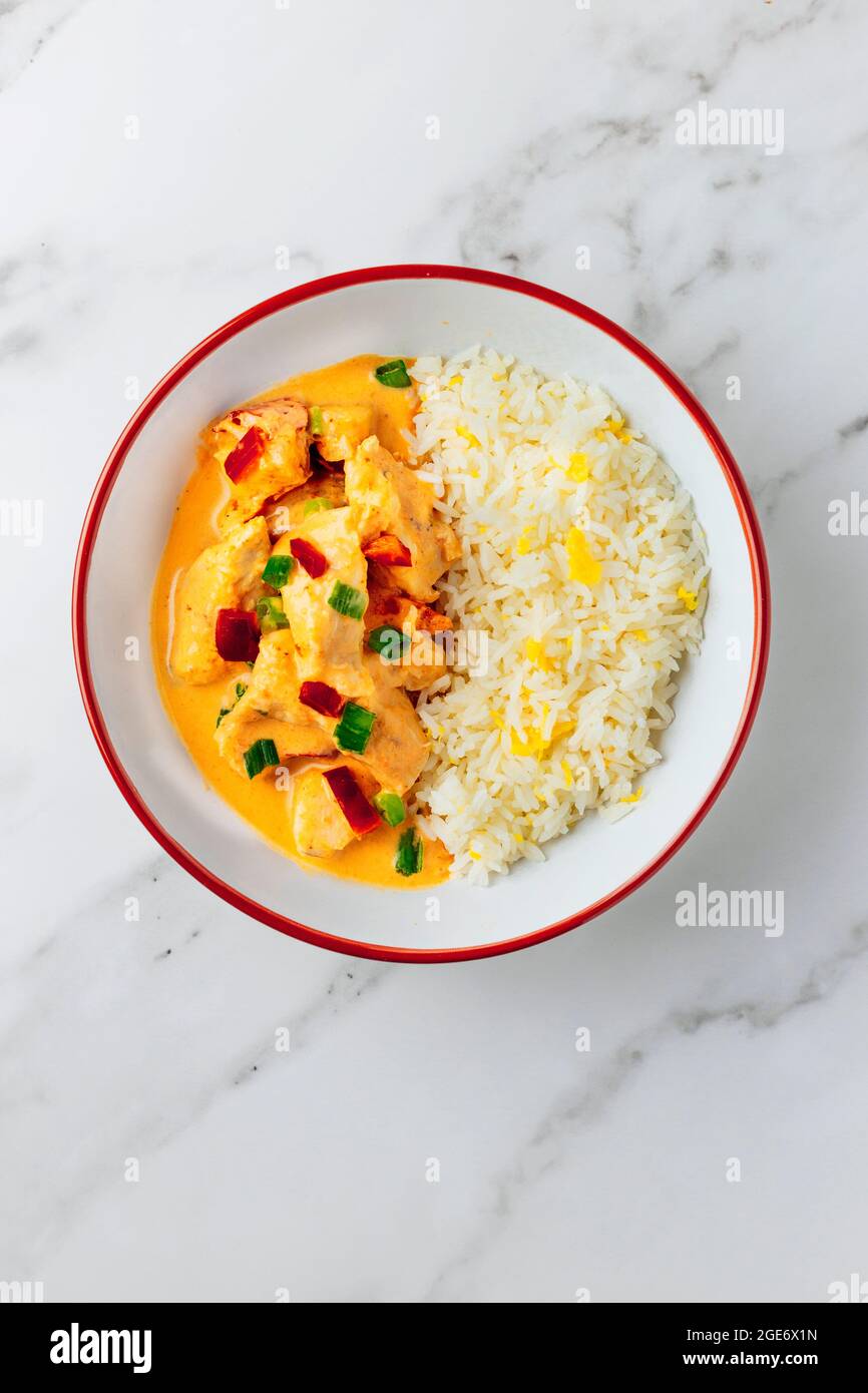 Curry de pollo rojo tailandés con arroz frito con huevo y limas frescas – BLANCO FOODPIX Foto de stock