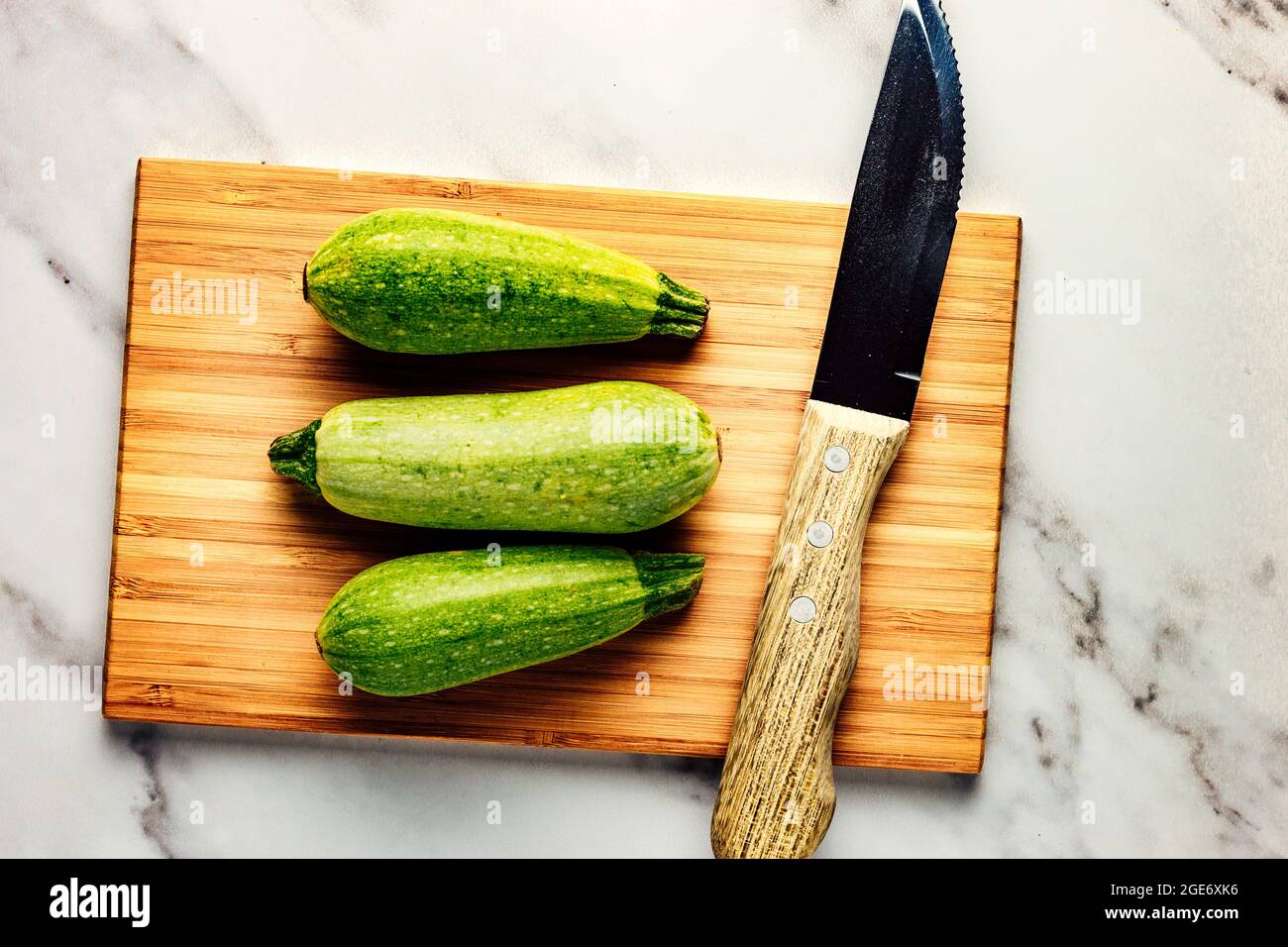 Pequeño Zucchini verde brillante o Courgettes – FOODPIX Foto de stock