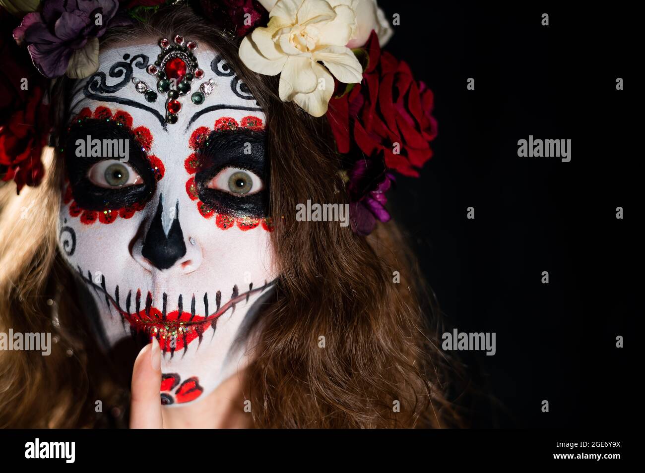 Mujer en Santa Muerte maquillaje sobre fondo negro. Chica que lleva traje  tradicional mexicano de muerte santa para halloween. Espacio de copia  Fotografía de stock - Alamy