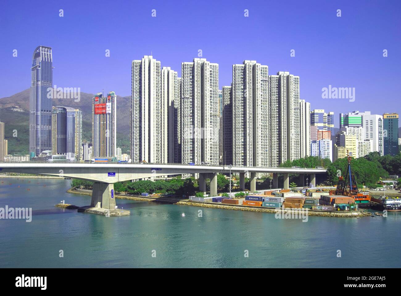 Edificios de apartamentos de gran altura y el puente, la isla de Tsing Yi, Hong Kong, República Popular de China Foto de stock