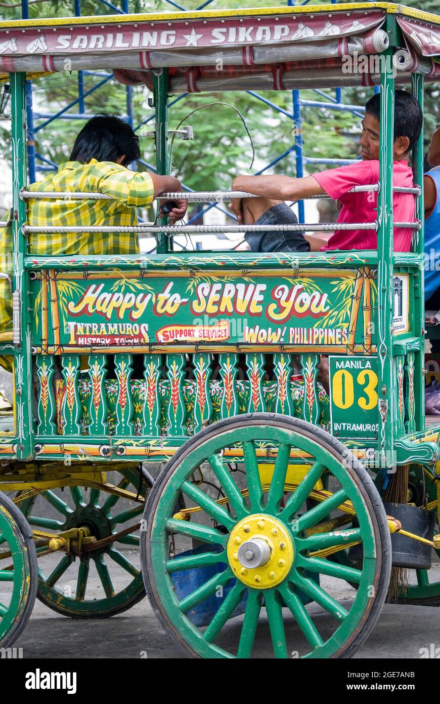 Calesas (carruaje tirado por caballos) y conductor, Intramuros, Manila, Filipinas Foto de stock