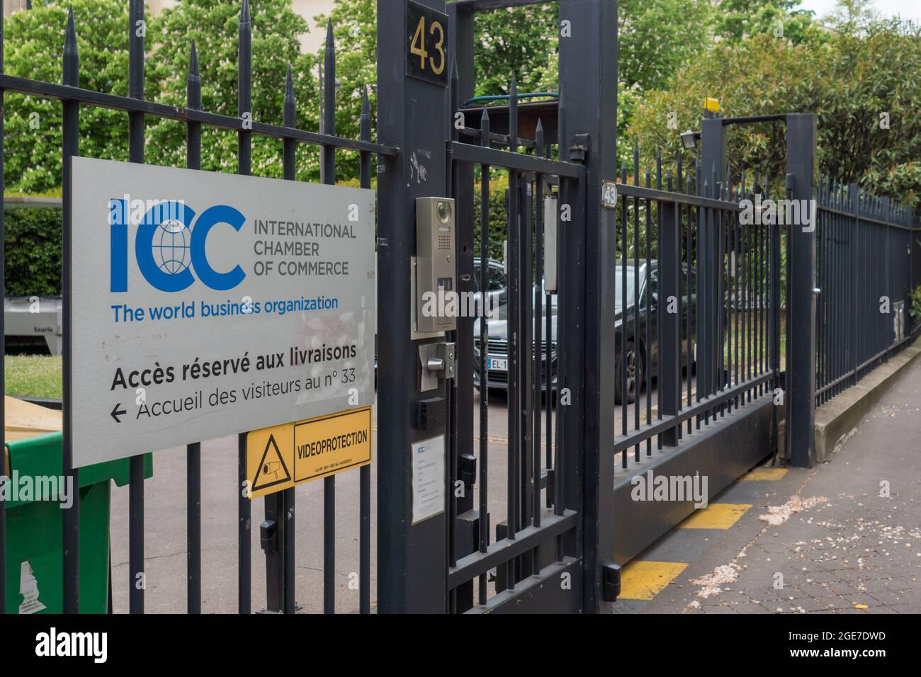 PARÍS, FRANCIA - 30 de julio de 2021: La señalización de la Cámara de Comercio  Internacional de la CCI en una puerta de París, Francia Fotografía de stock  - Alamy
