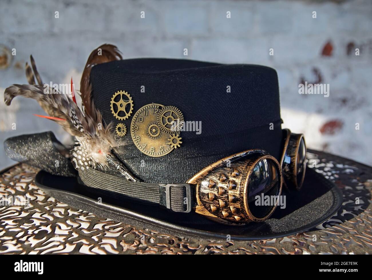 Gorro Steampunk con gafas Fotografía de stock - Alamy