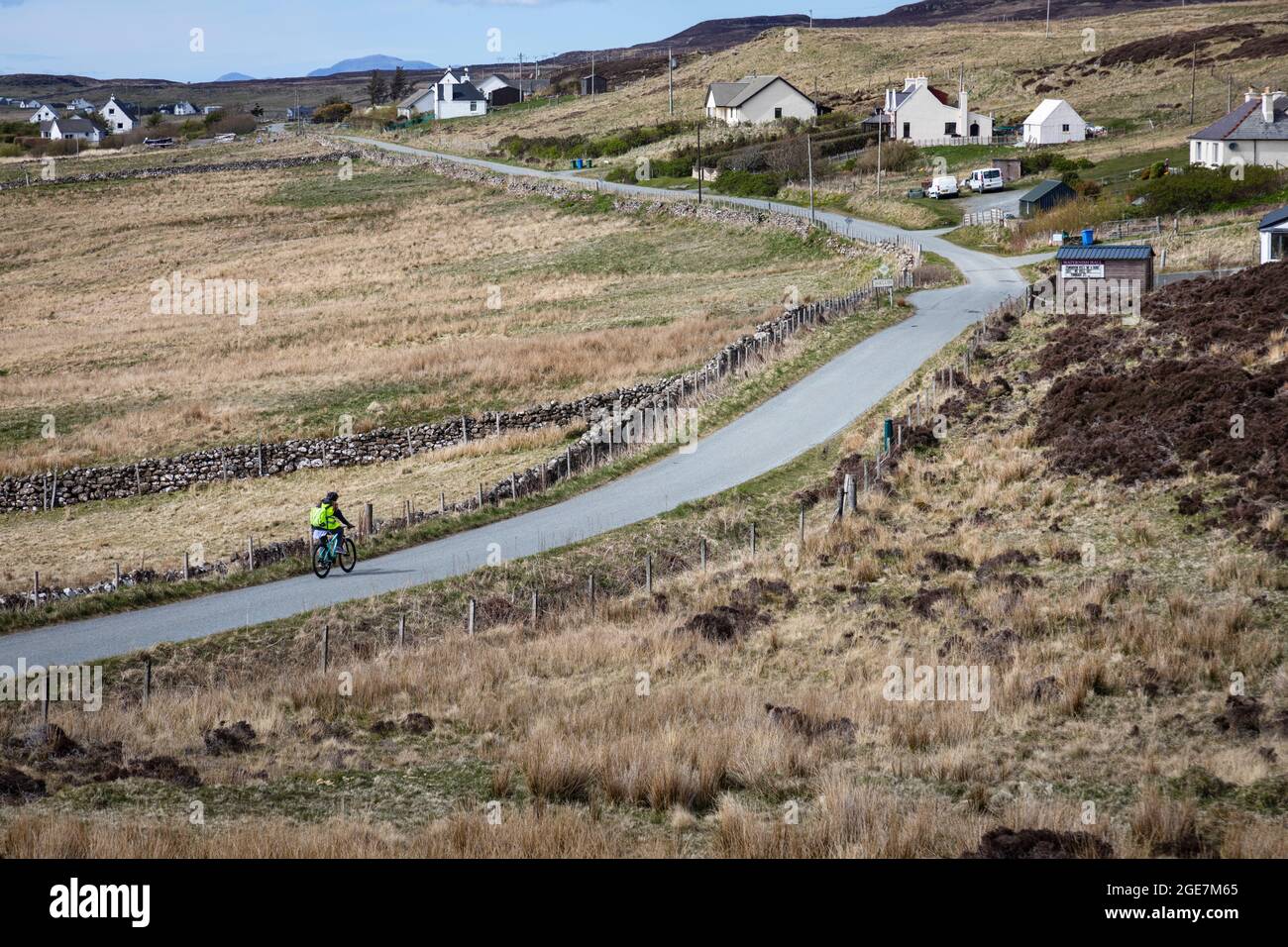 Un ciclista solitario en la carretera de Waternish, Isla de Skye, Escocia. Foto de stock