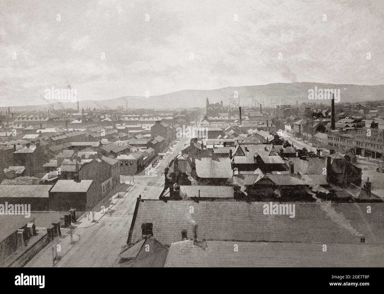 La primera de las tres vistas panorámicas de finales del siglo 19th de Belfast, la capital y la ciudad más grande de Irlanda del Norte, situada a orillas del río Lagan en la costa este. Belfast fue un importante puerto que desempeñó un papel importante en la Revolución Industrial en Irlanda, lo que le valió el sobrenombre de 'Linenopolis' como un importante centro de producción irlandesa de lino, procesamiento del tabaco y fabricación de cuerdas. La construcción naval era también una industria clave; el astillero Harland y Wolff, que construyó el RMS Titanic, era el astillero más grande del mundo. Chichester Street es la carretera principal Foto de stock