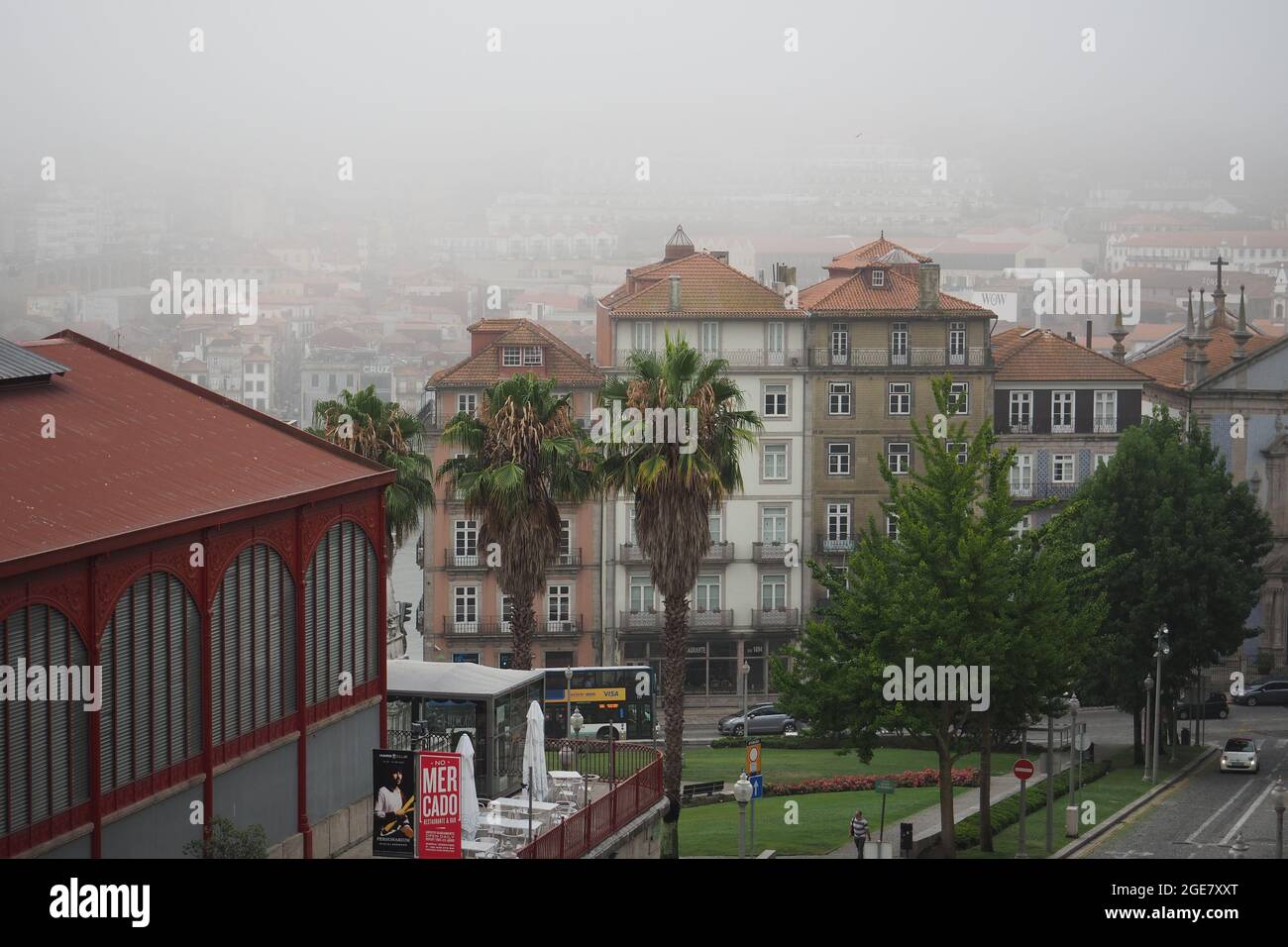 Mañana de verano Misty en la plaza Dom Henrique Infante en Porto, Portugal Foto de stock