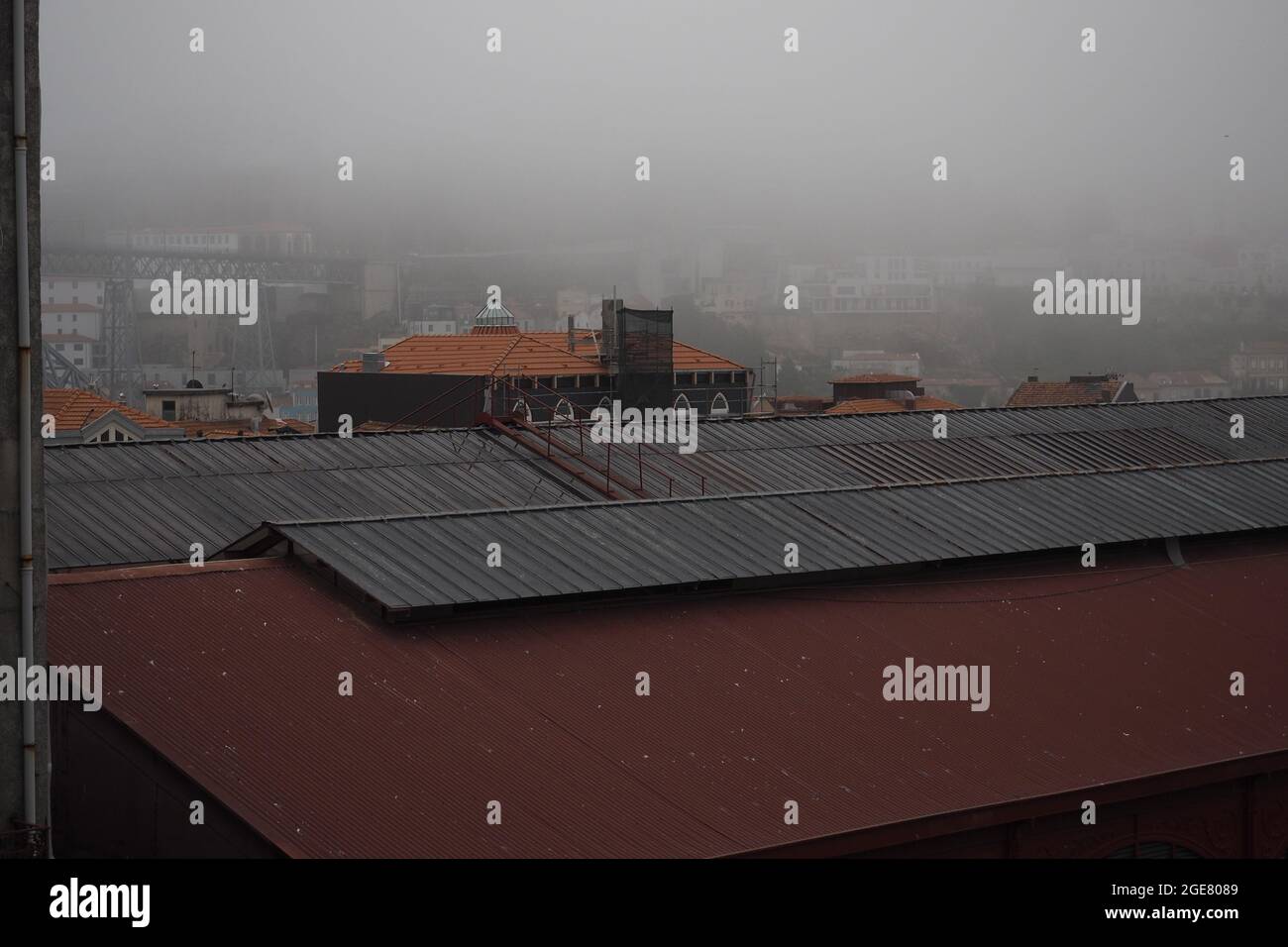 Misty mañana de verano sobre los tejados de la ciudad de Porto, Portugal Foto de stock