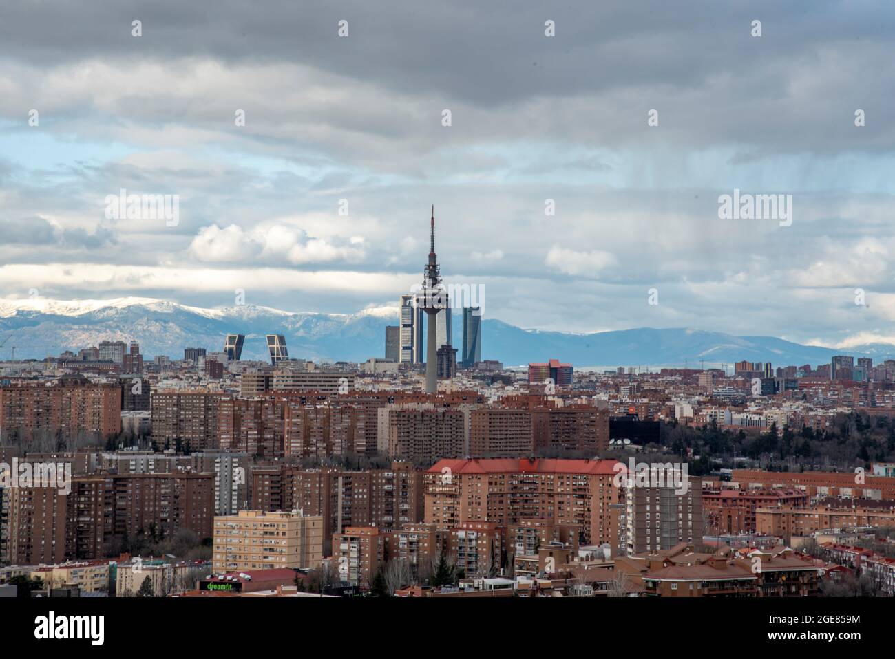 Hermosas vistas de Madrid desde Vallecas con las montañas de la Sierra de  Madrid en el fondo Fotografía de stock - Alamy