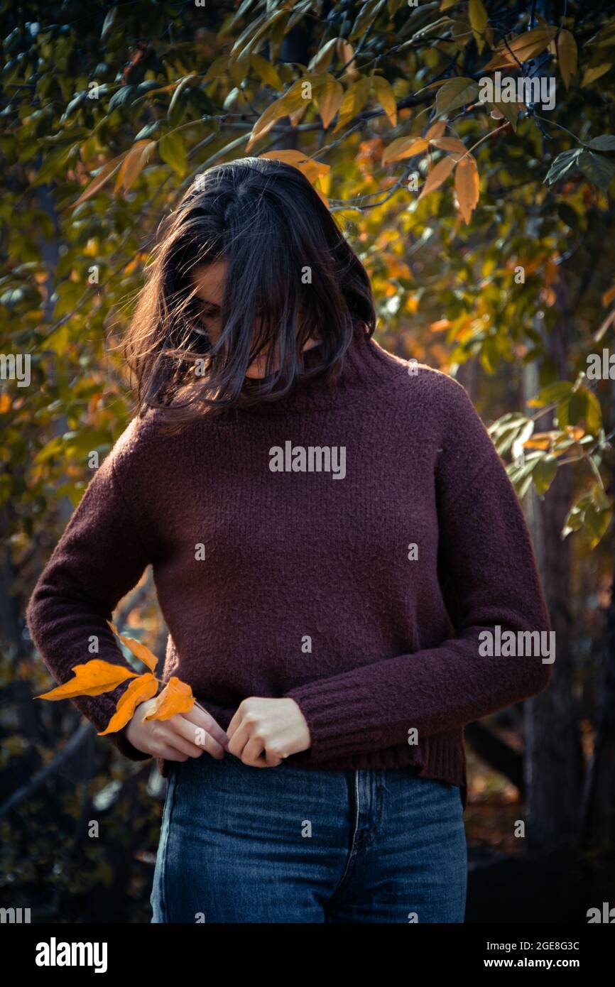 Suéter marrón fotografías e imágenes de alta resolución - Alamy