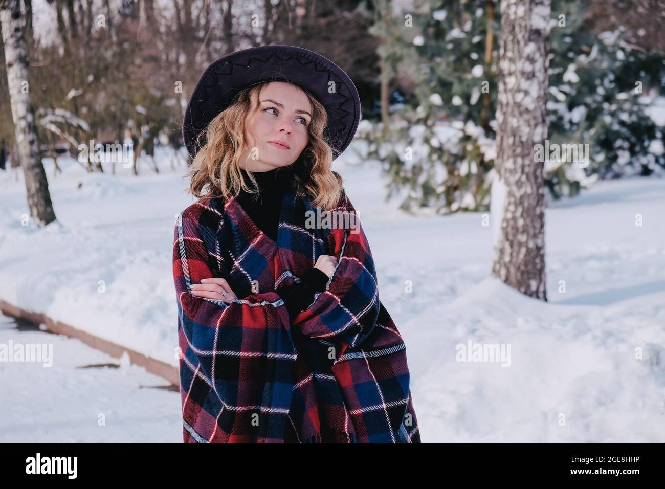 Mujer joven disfrutando del clima invernal en el parque de nieve