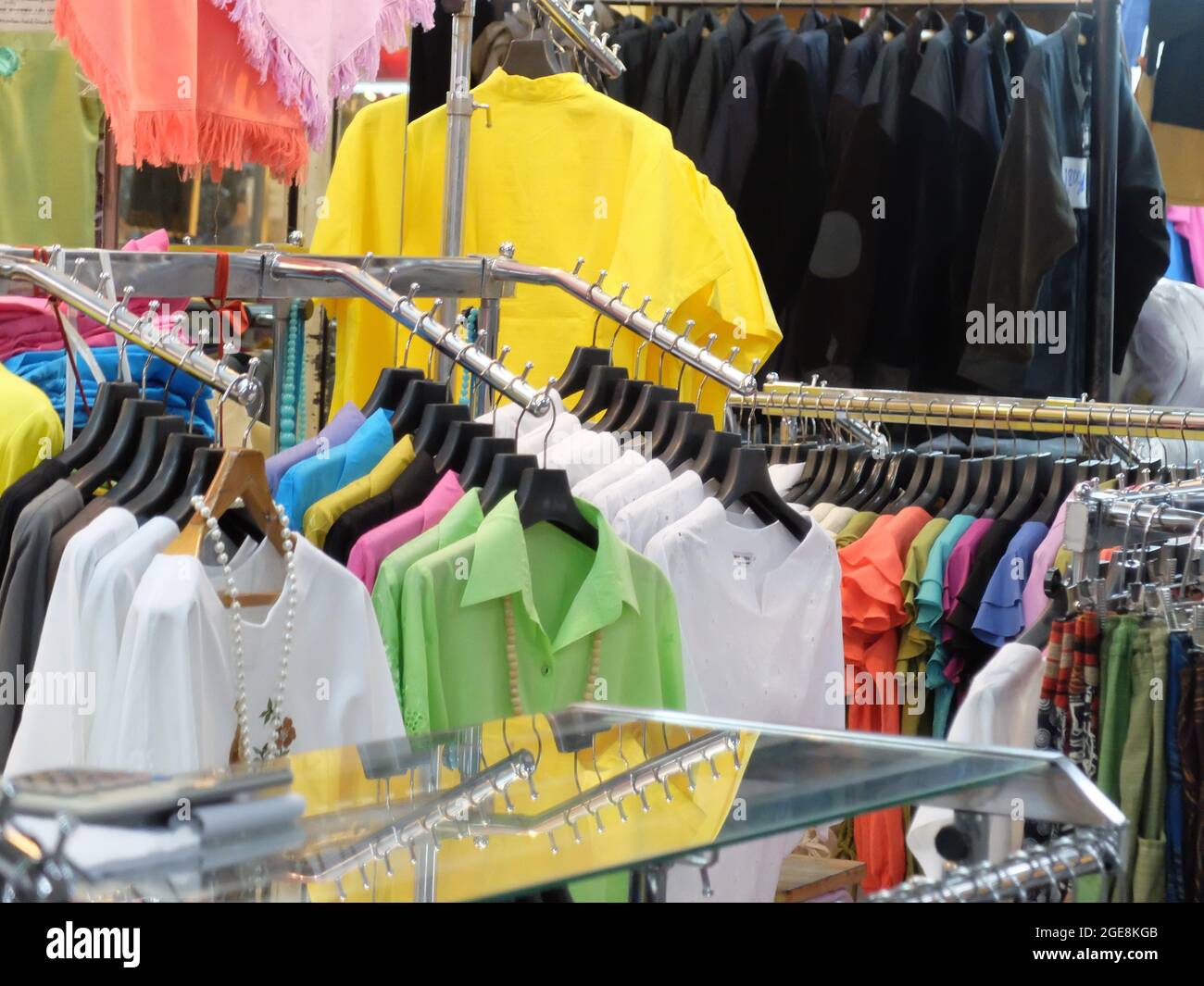 Alojamiento extraño Comida Pratunam Market Shopping Area Bangkok Tailandia venta de ropa, zapatos y  accesorios de moda a precios al por mayor Fotografía de stock - Alamy