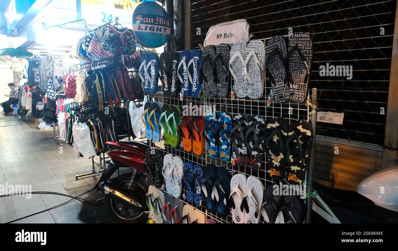 Alojamiento extraño Comida Pratunam Market Shopping Area Bangkok Tailandia venta de ropa, zapatos y  accesorios de moda a precios al por mayor Fotografía de stock - Alamy