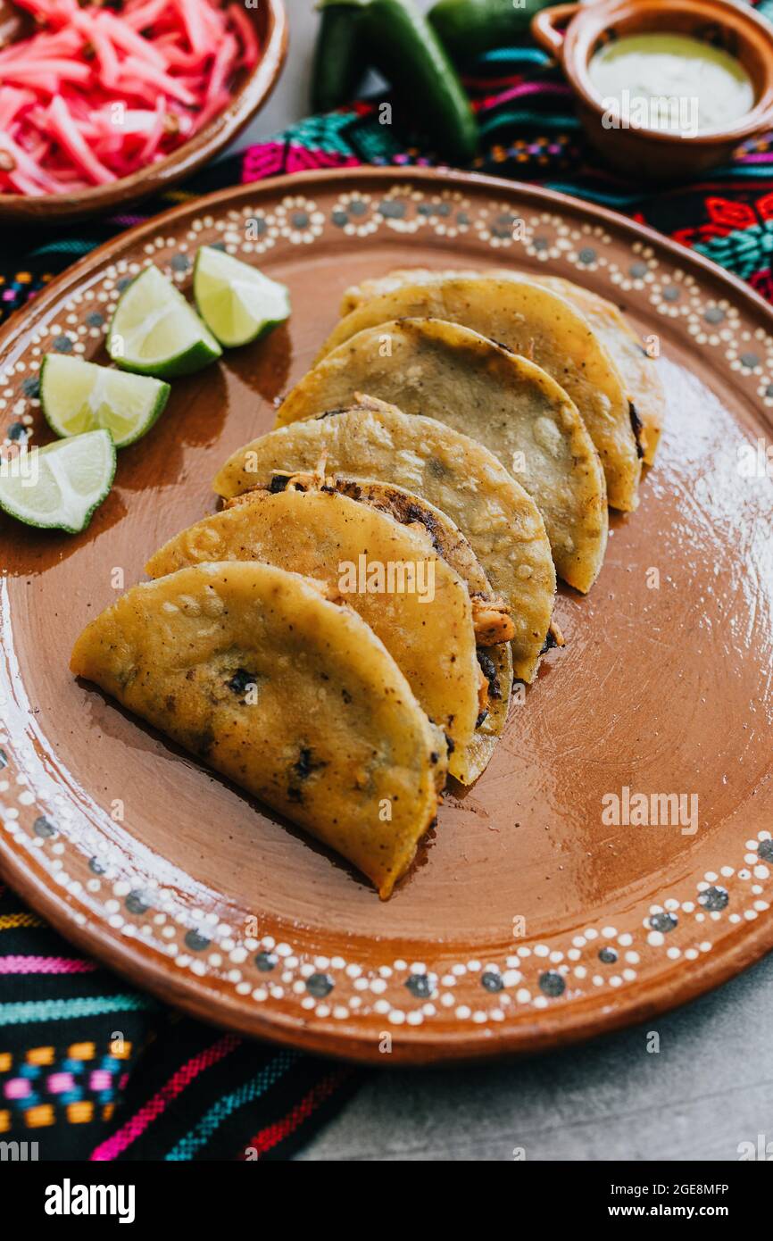 Tacos mexicanos fritos o dorados con limón y salsa, comida mexicana tradicional en México