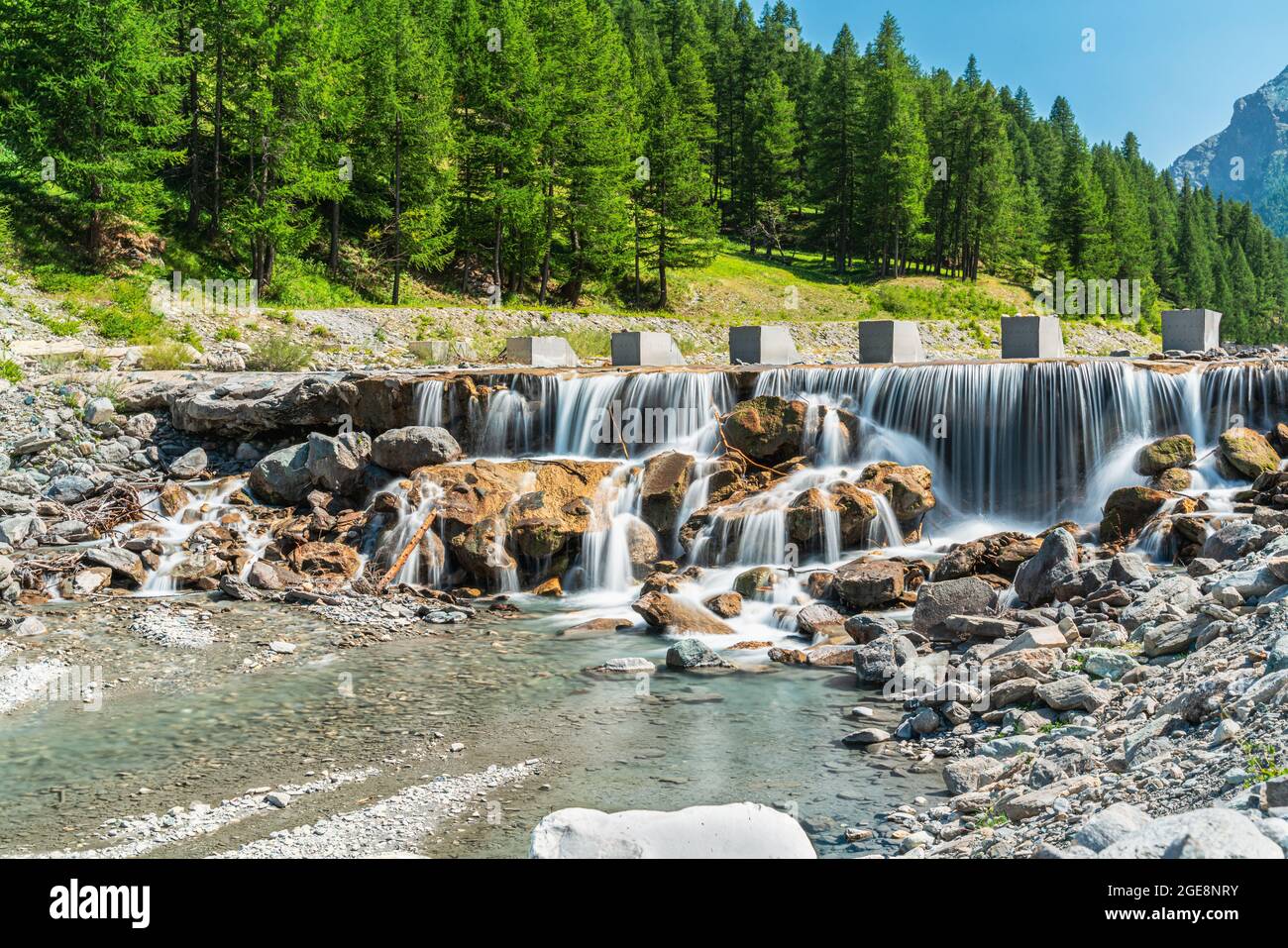 Hermosa cascada con agua suave en Italia Foto de stock