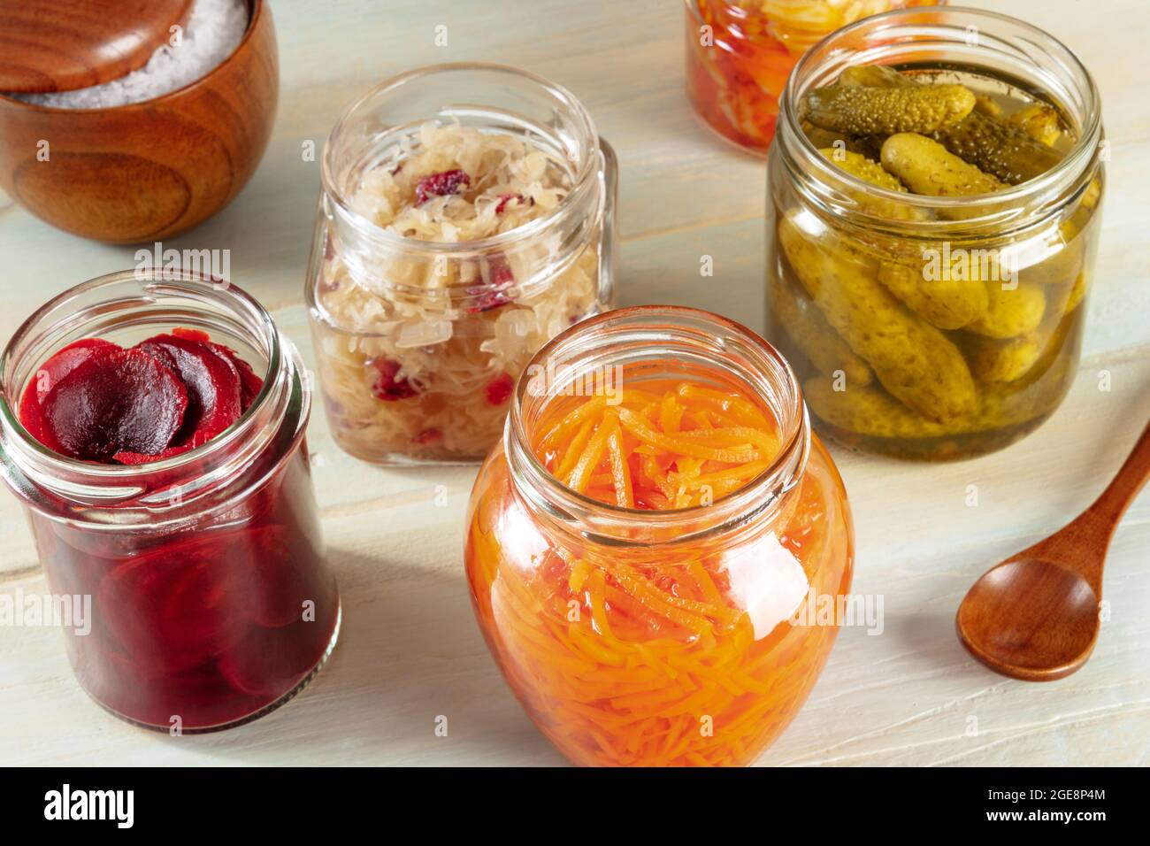 Alimentos probióticos. Alimentos fermentados. Repollo agrio en conserva,  zanahoria, encurtidos y otras conservas en tarros de vidrio. Cocina  vegetariana casera Fotografía de stock - Alamy