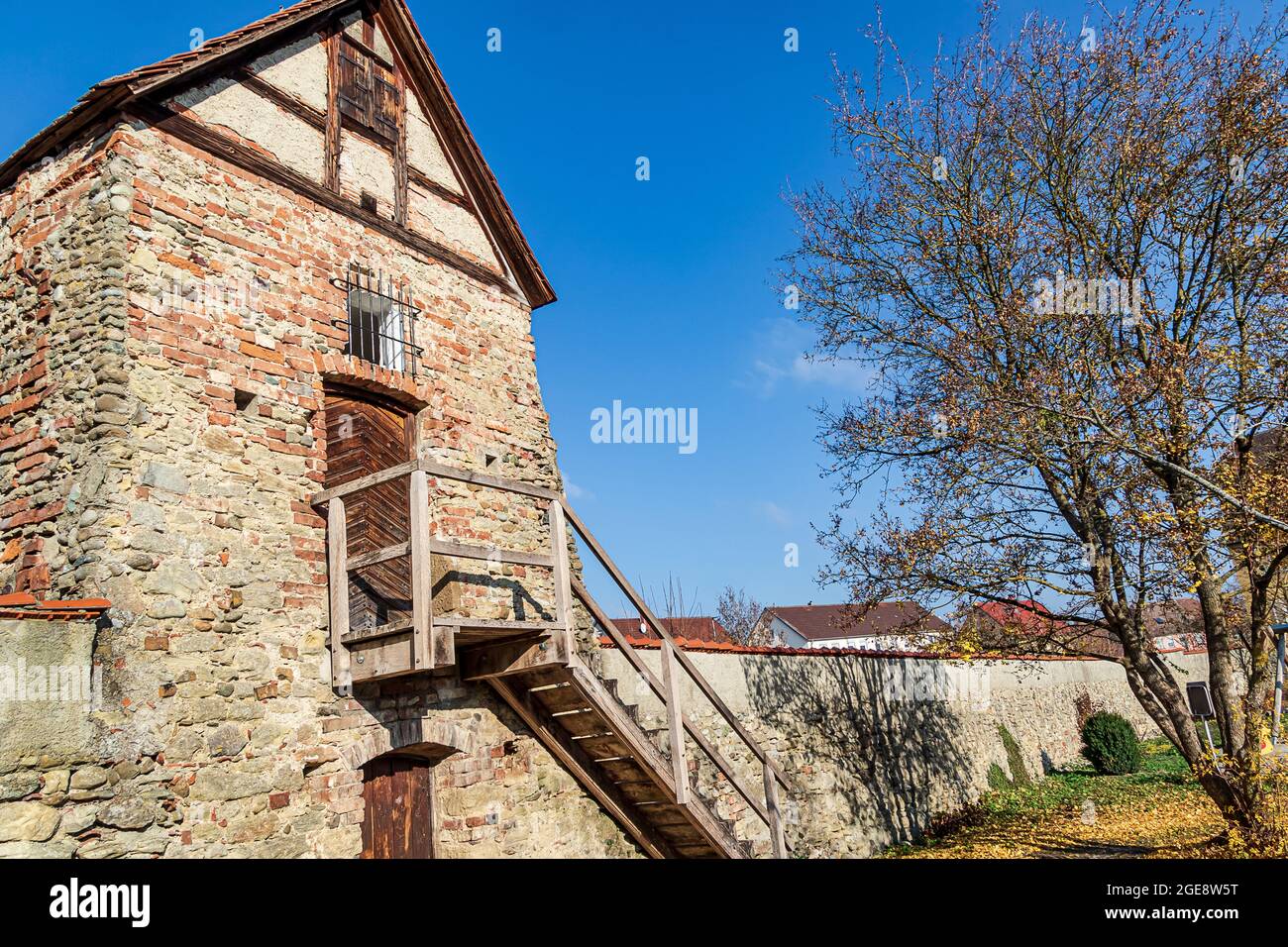 Antigua torre de la pared de la ciudad en la ciudad balneario de Bad Saulgau, Alemania Foto de stock