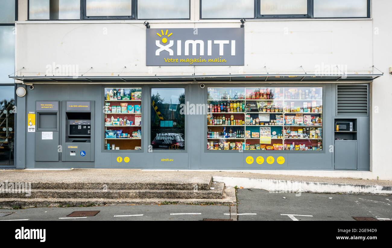 31 de julio de 2021 , La Rochelle Francia : Ximiti tienda automática de conveniencia vista frontal Una tienda inteligente 24/7 en Francia Foto de stock