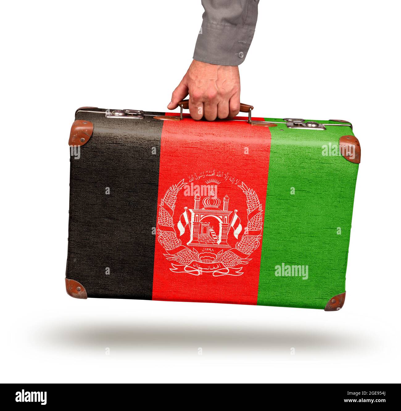Mano sosteniendo y llevando una maleta antigua con bandera de Afganistán  aislada en blanco Fotografía de stock - Alamy