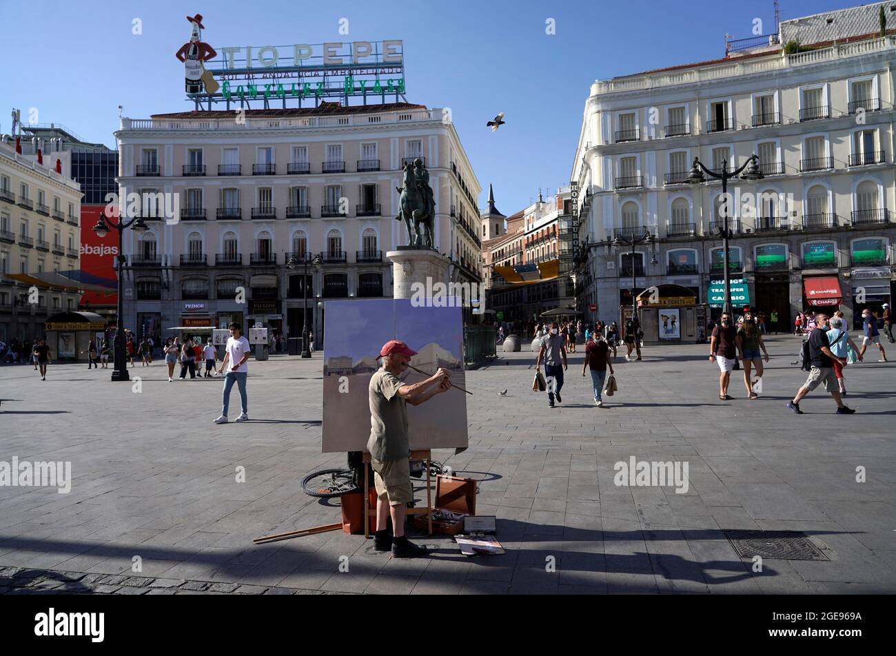 El artista español Antonio López revisa las perspectivas durante una de sus  sesiones para pintar la famosa plaza Puerta del Sol en Madrid, España, el 9  de agosto de 2021. Foto tomada