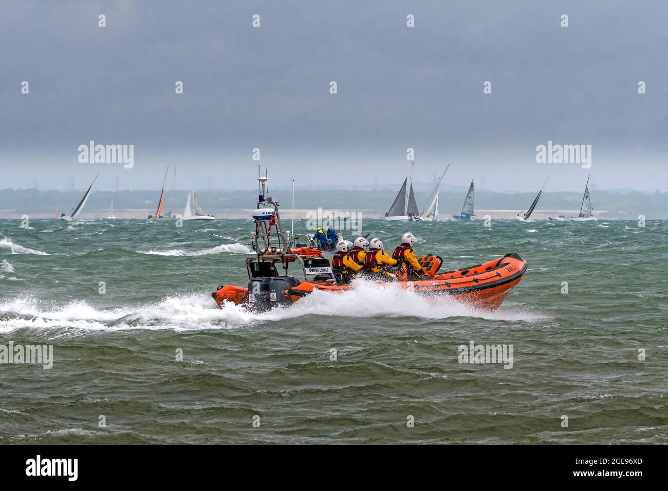 RNLI lifboat al inicio de Rolex Fastnet Race el 8 de agosto de 2021.Los competidores se enfrentaron a condiciones agotadoras con alta winds.Cowes,Isla de Wight,Inglaterra, Foto de stock