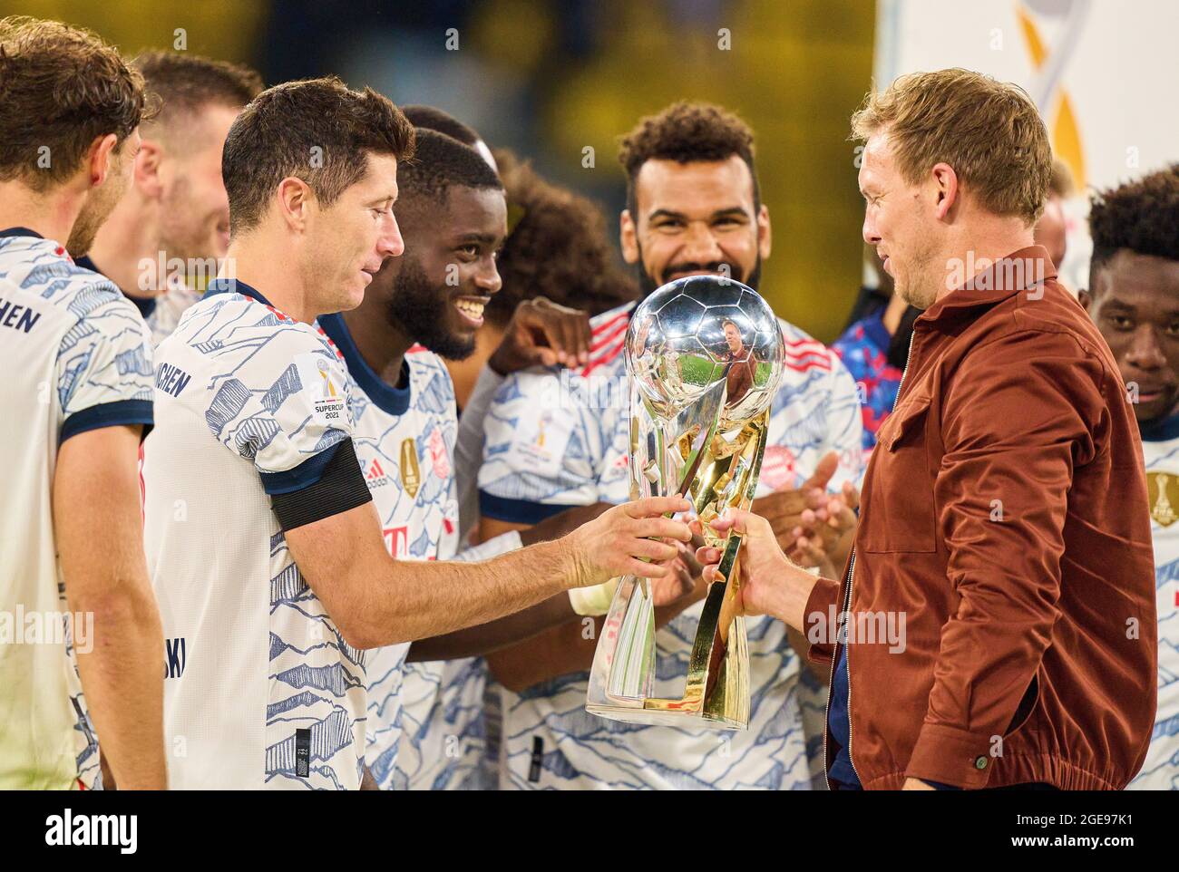 Entrenador Julian Nagelsmann (FCB), director del equipo, director, entrenador, Robert LEWANDOWSKI, FCB 9 Dayot Utamecano , FCB 2 Eric MAXIM CHOUPO-MOTING (FCB 13) y el equipo celebran la victoria en el partido final de la Super Copa DFL BORUSSIA DORTMUND - FC BAYERN München 1-3 el 17 de agosto de 2021 en Dortmund, Alemania Temporada 2020/2021, BVB, Muenchen, Munich, Baviera © Peter Schatz / Alamy Live News - LAS REGULACIONES de DFL PROHÍBEN CUALQUIER USO DE FOTOGRAFÍAS como SECUENCIAS DE IMÁGENES y/o CUASI-VIDEO - Foto de stock