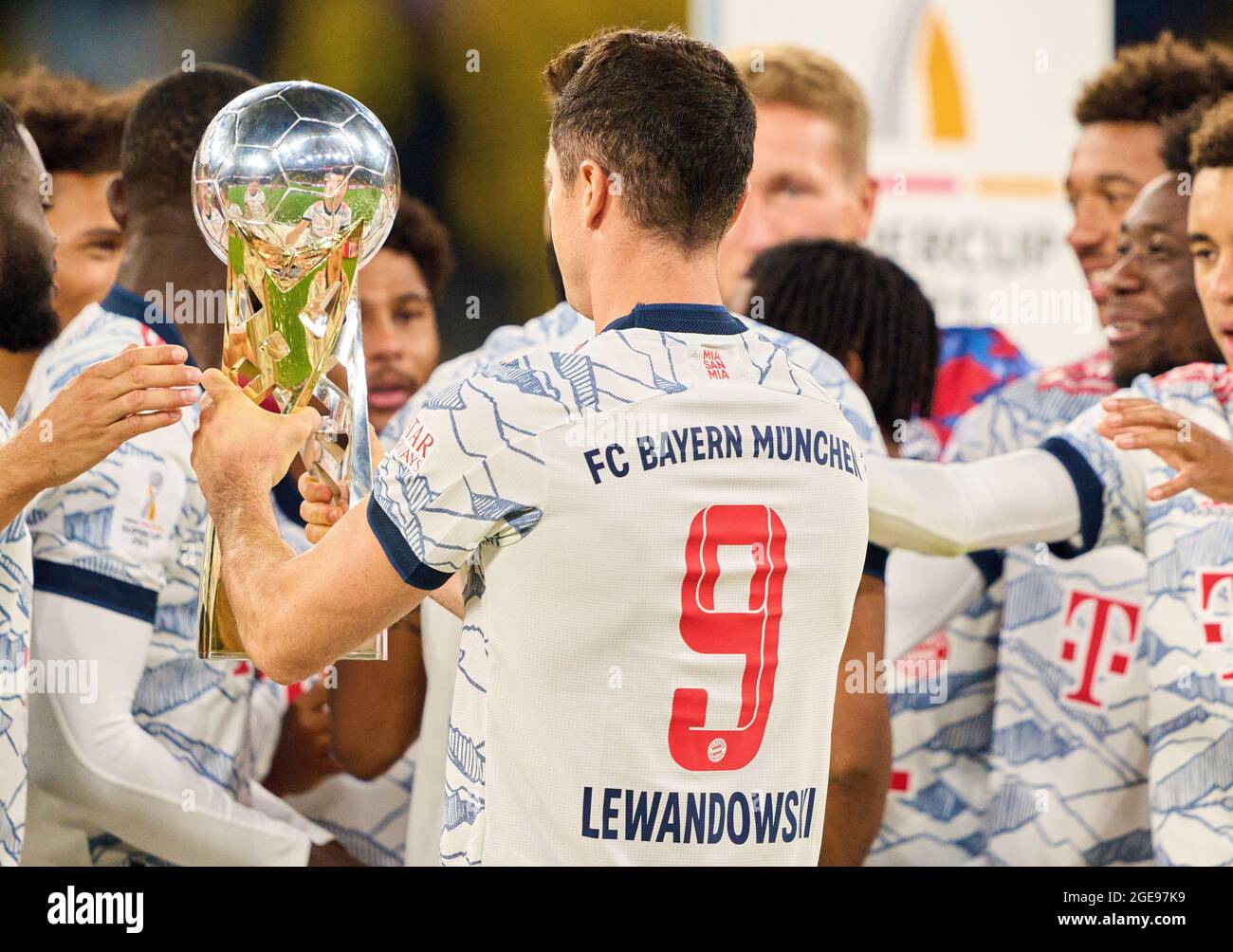Robert LEWANDOWSKI, FCB 9 en la final DFL Super Cup partido BORUSSIA DORTMUND - FC BAYERN München 1-3 el 17 de agosto de 2021 en Dortmund, Alemania Temporada 2020/2021, BVB, Muenchen, Munich, Baviera © Peter Schatz / Alamy Live News - LAS REGULACIONES de DFL PROHÍBEN CUALQUIER USO DE FOTOGRAFÍAS como SECUENCIAS DE IMÁGENES y/o CUASI-VIDEO - Foto de stock