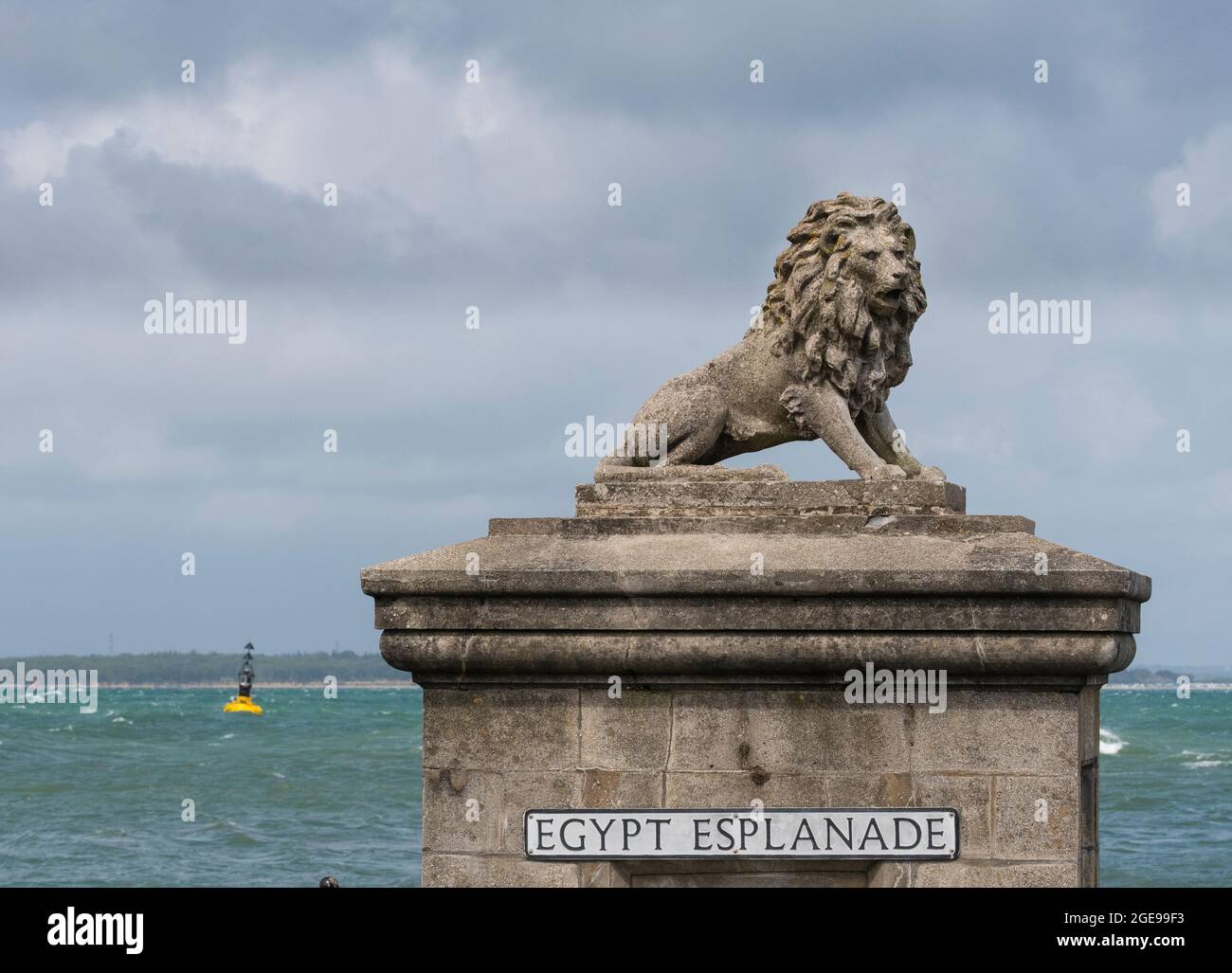 Estatua del león en la Esplanade de Egipto en la ciudad costera de Cowes, Isla de Wight, Inglaterra Foto de stock