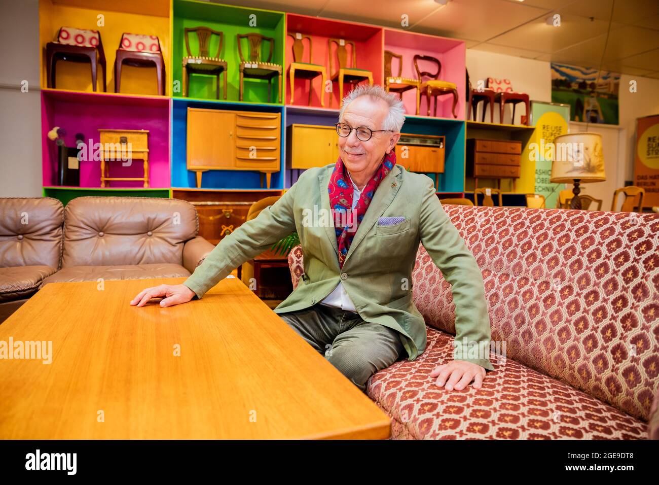 Berlín, Alemania. 18th de agosto de 2021. Dieter Kosslick, director  cultural y antiguo director de la Berlinale, se encuentra entre muebles  usados en una tienda de segunda mano, organizada en una tienda