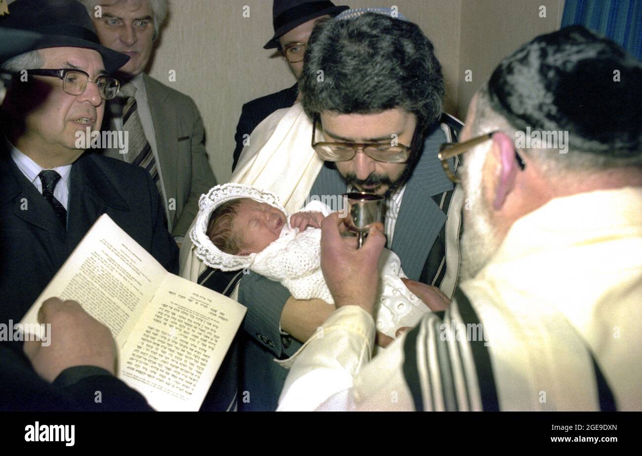 Al padre, el profesor Sam Abudarham, con su hijo se le ofrece vino