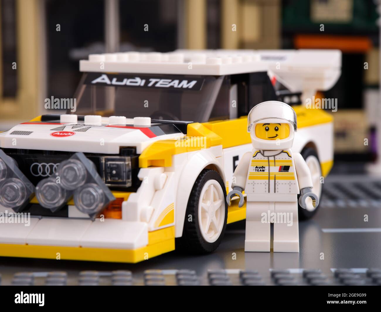 Tambov, Federación Rusa - 02 de julio de 2021 Lego 1985 Audi Sport quattro  S1 coche y su conductor cerca de él por LEGO Speed Champions en una calle  de la ciudad