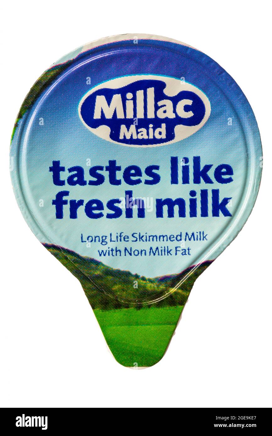 Millac Maid leche desnatada de larga duración sin grasa láctea - sabe como leche fresca mini olla aislada sobre fondo blanco Foto de stock