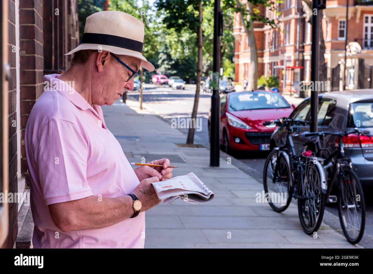 Man wearing a panama hat fotografías e imágenes de alta resolución - Alamy